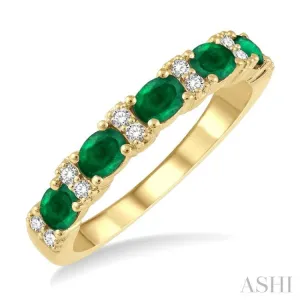 1/6 ctw Oval Shape 4x3MM Emerald and Round Cut Diamond Precious Band in 14K Yellow Gold