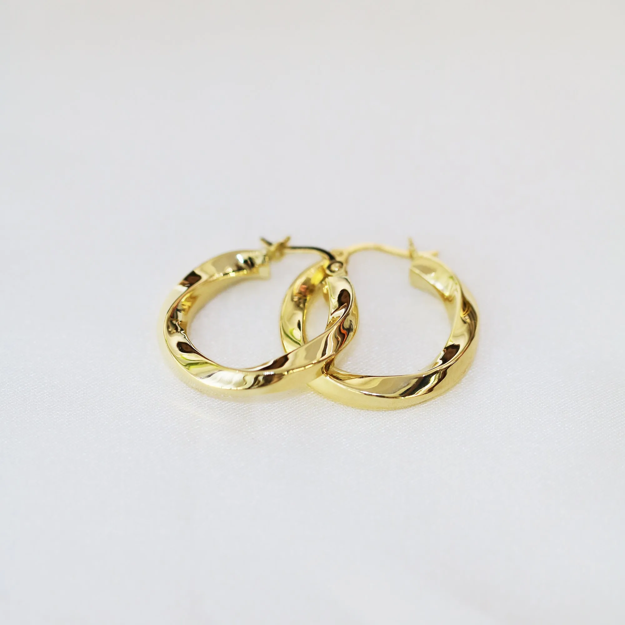 18k Yellow Gold Shiny Hoop Earrings, Pair