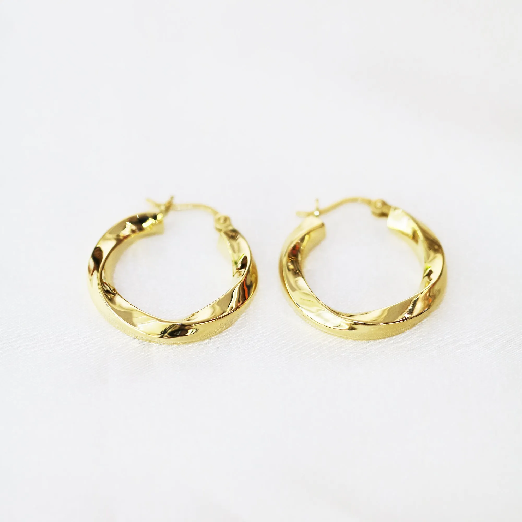 18k Yellow Gold Shiny Hoop Earrings, Pair