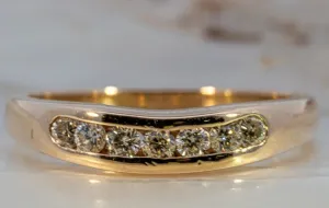 Elegant Yellow Gold Diamond Engagement/Wedding Ring - TDW 0.50ct